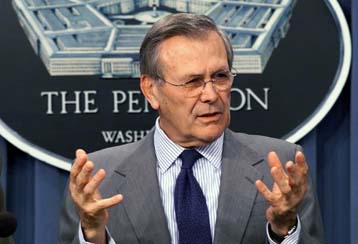 Ο Ράμσφελντ παραδέχτηκε ότι μπορεί να χτυπήθηκαν «φιλικές» δυνάμεις στο Αφγανιστάν
