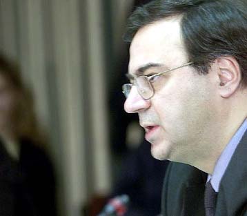 Προς παραχώρηση πλειοψηφικών πακέτων των ΔΕΚΟ, αλλά με τη «χρυσή μετοχή» στο Δημόσιο