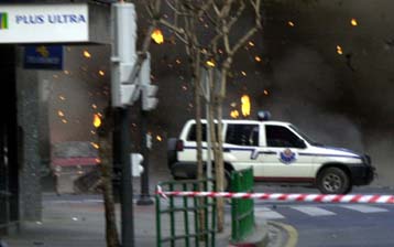 Έκρηξη βόμβας με υλικές μόνο ζημιές σε τράπεζα στη Βαρκελώνη