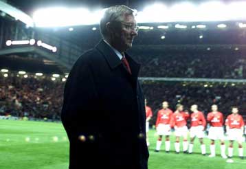 Κάνει την έκπληξη ο Φέργκιουσον με την απόφασή του να παραμείνει στη Μάντσεστερ