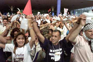 Mε τραγούδια κατά της παγκοσμιοποίησης έληξε το Παγκόσμιο Κοινωνικό Φόρουμ