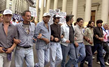 Χιλιάδες φτωχοί και άνεργοι Αργεντινοί διαδήλωσαν στο Μπουένος Αϊρες