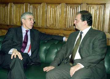 Σε βαρύ κλίμα οι συνομιλίες για τον ευρωστρατό μεταξύ Καραμανλή και Βρετανού ΥΠΕΞ