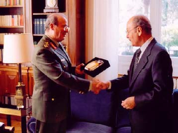 Ενημέρωση του Προέδρου της Δημοκρατίας από τον απερχόμενο αρχηγό ΓΕΕΘΑ