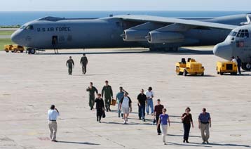 Ξανάρχισε η μεταφορά αιχμαλώτων Ταλιμπάν από το Αφγανιστάν στη βάση Γκουαντανάμο