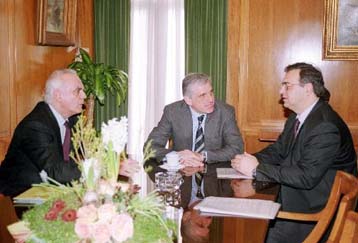 Οι αλλαγές στην ελληνική αμυντική βιομηχανία επί τάπητος στη συνάντηση τριών υπουργών