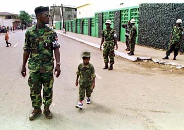 Επί θύραις της Μονρόβια οι Λιβεριανοί αντάρτες, σε κατάσταση εκτάκτου ανάγκης η χώρα