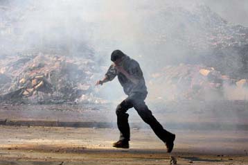 Θάνατοι και βίαια επεισόδια συγκλόνισαν την Παρασκευή τη Μέση Ανατολή