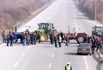 «Μπλόκα τέλος» αποφάσισαν οι αγρότες, ετοιμάζουν όμως κάθοδο στην Αθήνα