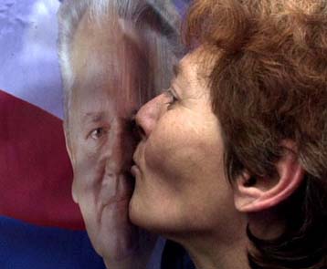 Σείστηκε το Βελιγράδι από τις ιαχές συμπαράστασης προς τον Σλόμπονταν Μιλόσεβιτς