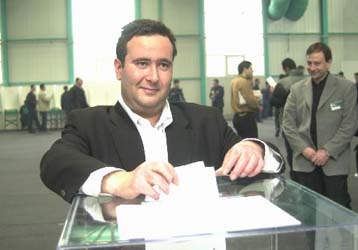 Οι διαπραγματεύσεις φέρνουν τον Παντελή Καμά στη θέση του γραμματέα Νεολαίας ΠΑΣΟΚ