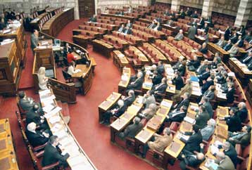 Με προβλήματα λειτουργεί το πολιτικό σύστημα της χώρας, εκτιμά ένας στους δύο Έλληνες