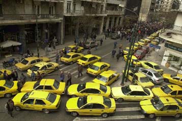 Συγκέντρωση διαμαρτυρίας των ιδιοκτητών ταξί έξω από τα γραφεία του ΣΑΤΑ