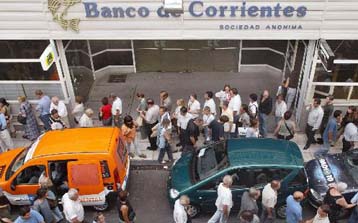 Ραγδαία πτώση για το πέσο την πρώτη ημέρα ελεύθερης διακύμανσης