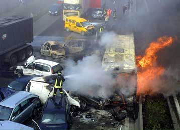 Ένας Έλληνας νεκρός και εννέα τραυματίες σε καραμπόλα εκατό αυτοκινήτων στο Ρίμινι