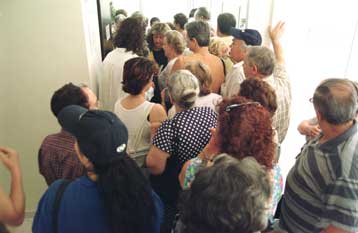 Συνωστισμός και εκνευρισμός στα ιατρεία του ΙΚΑ