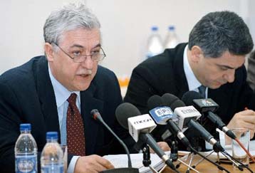 Ικανοποίηση για απογευματινά ιατρεία και επίθεση σε Καραμανλή από τον Αλ.Παπαδόπουλο