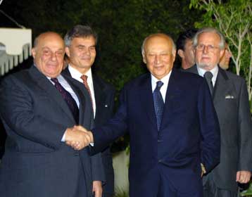 Με Κληρίδη και Ντενκτάς συναντήθηκε ο Βρετανός απεσταλμένος για το Κυπριακό