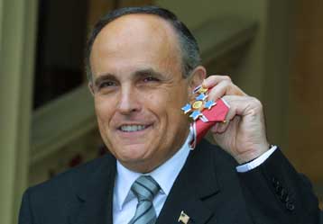 Ιππότης χρίστηκε από τη βασίλισσα Ελισάβετ ο Ρούντολφ Τζουλιάνι