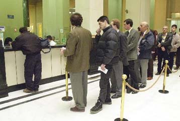 Μικρή επιτάχυνση σημείωσε η πιστωτική επέκταση το Νοέμβριο του 2001