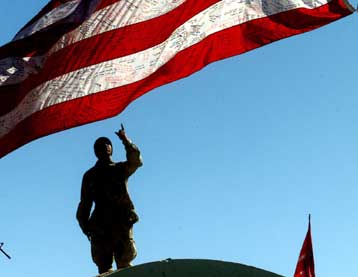 Αμερικανικά C-130 «βομβάρδισαν» το Αφγανιστάν με… χαρτονομίσματα των 100 δολαρίων