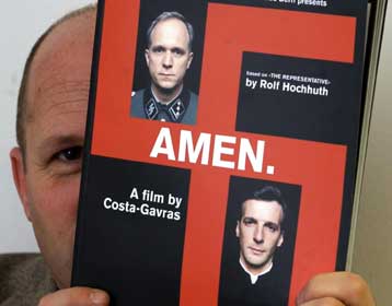 Η αφίσα δεν δυσφημεί καμιά θρησκευτική ομάδα, δηλώνει ο Κώστας Γαβράς