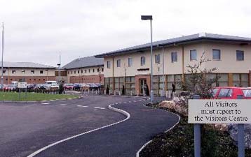 Πυρκαγιά σε κέντρο κράτησης λαθρομεταναστών της Βρετανίας – Πολλοί δραπέτες