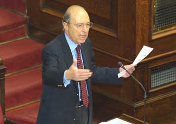 Οξεία αντιπαράθεση Σημίτη – Παυλόπουλου στη Βουλή για τη Δημόσια Διοίκηση