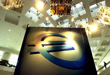 Από την κυριαρχία του δολαρίου στο «ντουέτο» δολαρίου – ευρώ