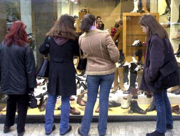 Αύξηση 4,9% σημείωσαν οι λιανικές πωλήσεις το Νοέμβριο του 2001