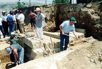 Εκπληκτική εικονογράφιση σε μακεδονικό τάφο αποκαλύπτει η αρχαιολογική σκαπάνη