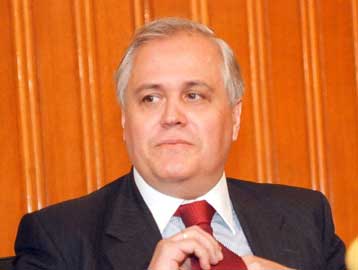 Ο Μίλαν Μιλουτίνοβιτς εξετάζει το ενδεχόμενο να παραδοθεί στο ICTY