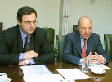 Σκέψεις αύξησης του ΦΠΑ στο 19% για την κάλυψη μέρους του ασφαλιστικού ελλείμματος