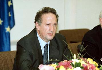 Μαζί βουλευτικές και ευρωεκλογές, το Μάιο του 2004, διαβεβαίωσε ο Κ.Σκανδαλίδης