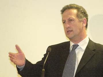 Ειδική μεταχείριση συμβασιούχων και προσλήψεις στο Δημόσιο ανήγγειλε ο Κ.Σκανδαλίδης