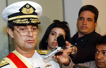 Την παραίτηση του προέδρου της Βενεζουέλας ζητά εκ νέου «στασιαστής» αντιναύαρχος