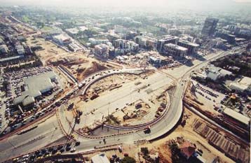 Η Αθήνα αλλάζει, τονίζει ο πρωθυπουργός επισκεπτόμενος τα εργοτάξια