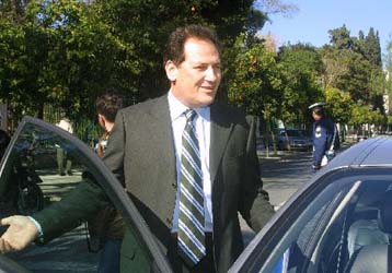 Να συνεχιστεί και να αποδώσει ο διάλογος, προτείνει ο Λαλιώτης και «κοιτά» προς ΚΕΠ