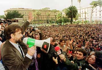 Αμηχανία προκαλεί στην ιταλική Αριστέρα η δημοτικότητα του σκηνοθέτη Νάνι Μορέτι