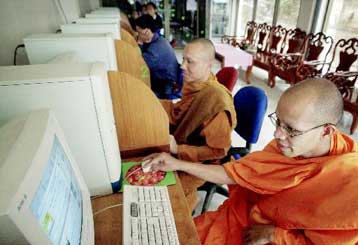 Περιορίζεται το ωράριο λειτουργίας των Internet cafe στην Ταϊλάνδη