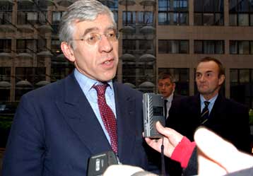 Την υιοθέτηση Συντάγματος στο πλαίσιο της ΕΕ προτείνει ο Βρετανός ΥΠΕΞ