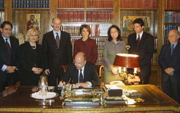 Ο Κ.Στεφανόπουλος υπέγραψε τη Διακήρυξη για την Ολυμπιακή Εκεχειρία