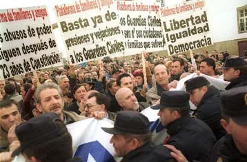 Αστυνομικοί εναντίον… αστυνομικών στην Ισπανία, με απολογισμό 30 τραυματίες