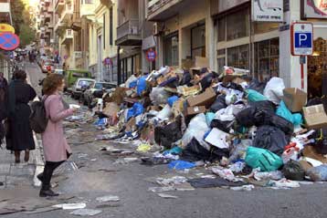 Τα σκουπίδια απειλούν ξανά την Αθήνα, λόγω της απεργίας που κήρυξε η ΠΟΠ-ΟΤΑ