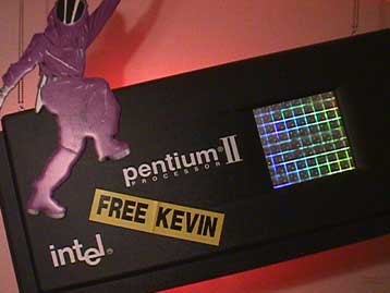 Ο διαβόητος χάκερ Μίτνικ συναντά τον άνθρωπο που εξαπάτησε πριν από μία δεκαετία