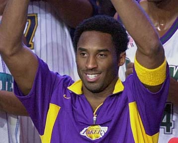 Χάρη στο Μπράιαντ 96-94 οι Λέικερς επί των Χόρνετς – Ανταλλαγές παικτών