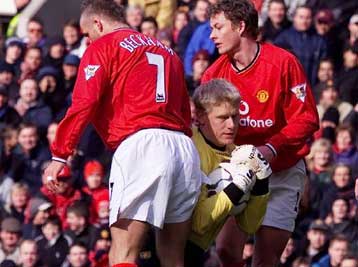 «Φτωχή» μεν νίκη δε για τη Μάντσεστερ, απώλεια για τη Λίβερπουλ