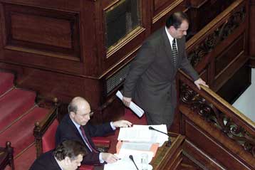 Υπέρ των κυβερνήσεων συνεργασίας το 56,1%, σύμφωνα με δημοσκόπηση