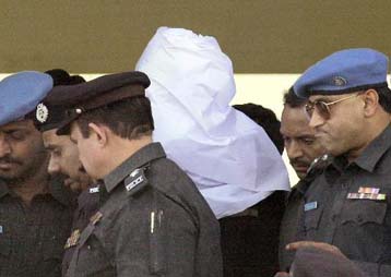 Ενώπιον δικαστηρίου οι ύποπτοι για την απαγωγή και τη δολοφονία του Ντάνιελ Περλ