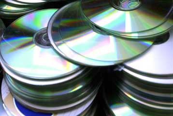 Τον «ένοχο» για την πτώση των πωλήσεων αναζητούν οι δισκογραφικές εταιρείες των ΗΠΑ